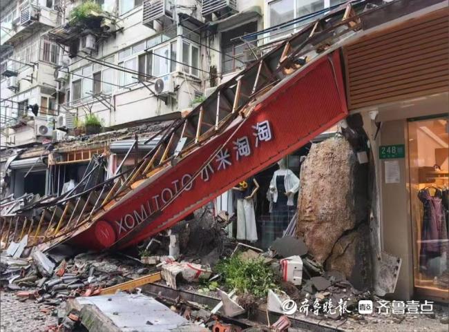 上海一商業街門頭連片坍塌