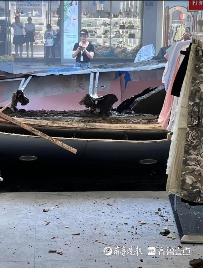 上海一商業街門頭連片坍塌 突發事故現場救援