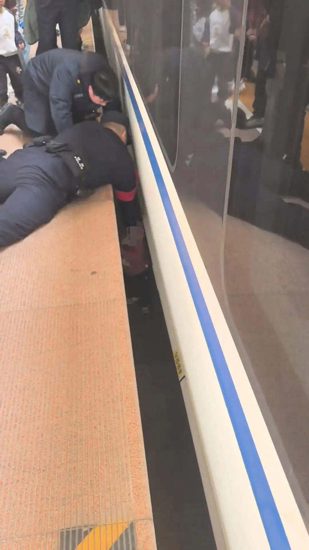 南京南站一幼兒掉進站臺與列車間隙