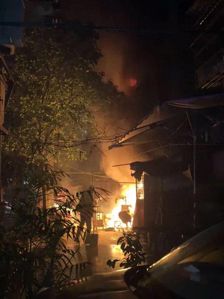 長沙一老社區居民樓突發大火 致1死