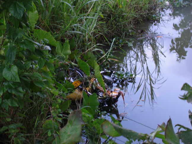 二輪摩托車單方墜入魚塘致一人死亡的交通事故案例