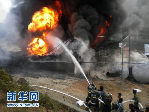 圖文：湖北當(dāng)陽(yáng)一化工廠突發(fā)火災(zāi)
