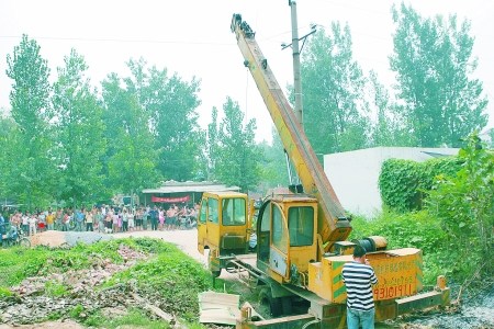 吊車臂砸斷高壓線操作員觸電身亡(圖)
