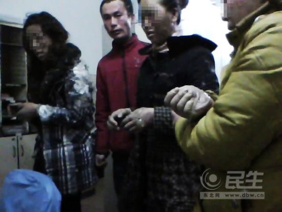 事故中的3名女傷者。她們均頭面部、手部受傷。東北網記者 陳靜 攝