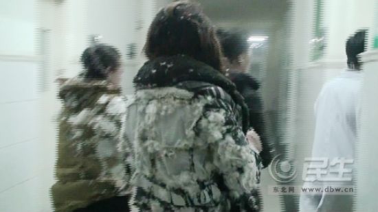 傷者所穿羽絨服等棉衣在事故中“開花”，大面積破損。東北網記者 陳靜 攝