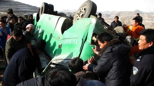 救援人員在交通事故現(xiàn)場搶救受傷人員。新華社發(fā)（馬鯤 攝）